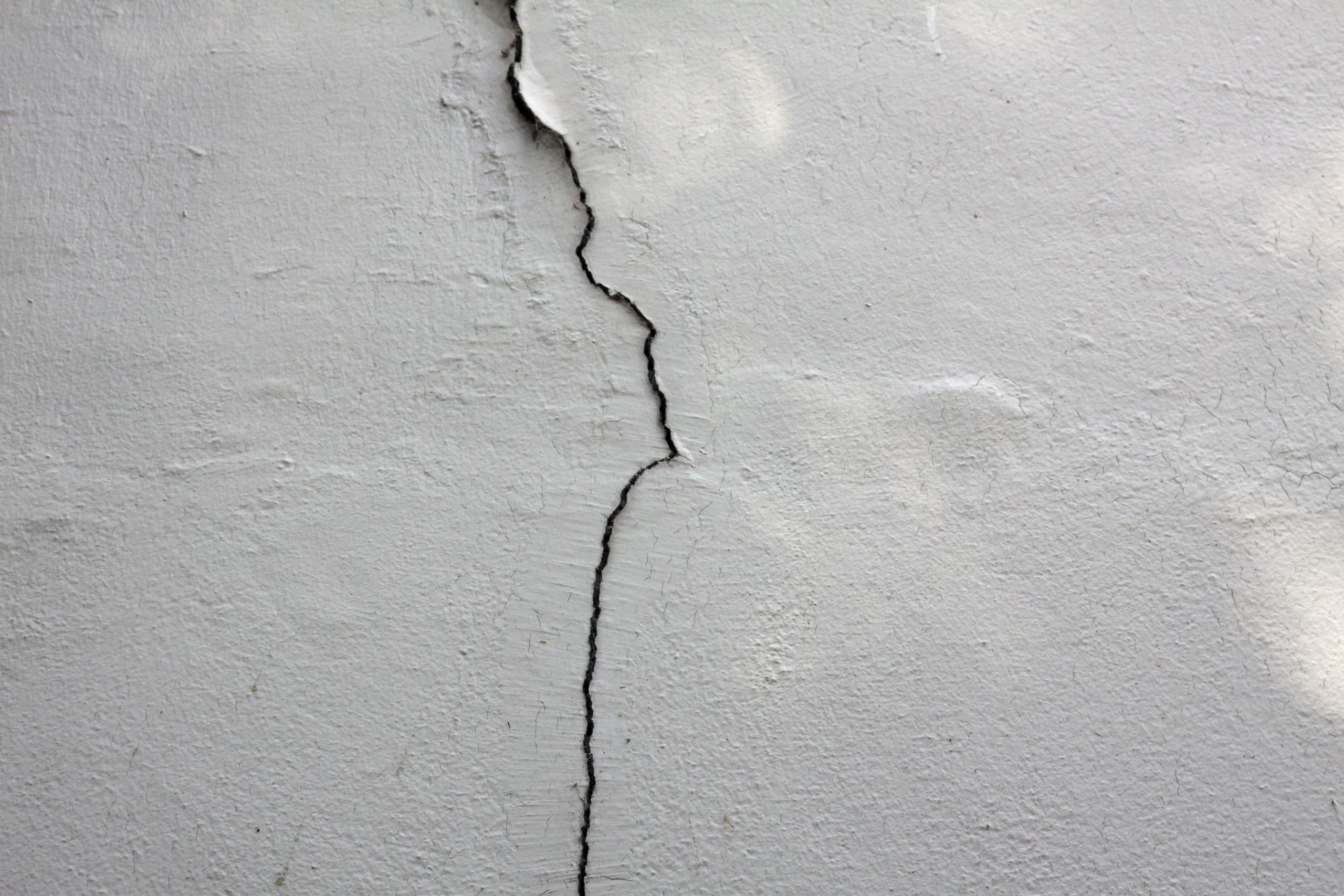 Structural and non structural cracks